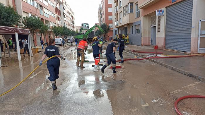 Un grupo de bomberos de la Diputación de Cuenca llevan trabajando una semana ayudando al municipio de Catarroja