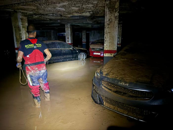 Un grupo de bomberos de la Diputación de Cuenca llevan trabajando una semana ayudando al municipio de Catarroja