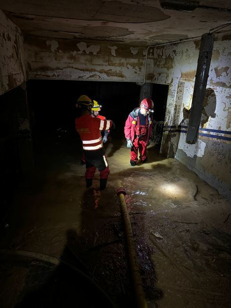 Un grupo de bomberos de la Diputación de Cuenca llevan trabajando una semana ayudando al municipio de Catarroja