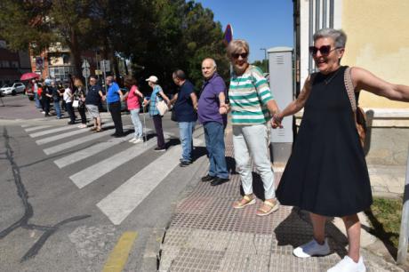 Más de 300 personas llevan a cabo una cadena humana gracias a la Diputación y a la UDP para concienciar del maltrato a las personas mayores