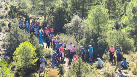 Cien senderistas disfrutan del PR-CU 33 y ascienden a la emblemática Piedra del Yunque