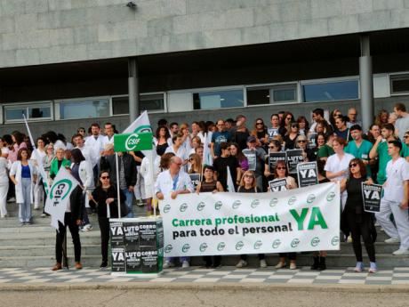 CSIF lleva a cabo concentraciones en la puerta de hospitales para exigir al Sescam el fin de las políticas de recortes