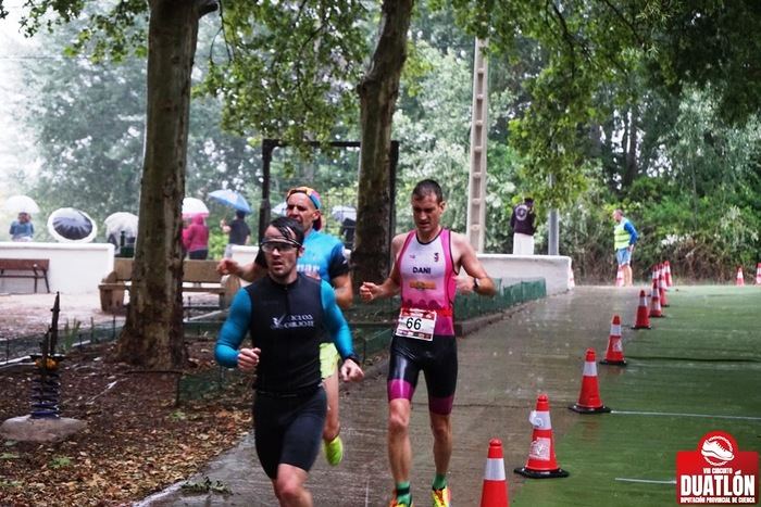 Noelia Sepúlveda y Antonio Cerezo se imponen bajo la tormenta en el I duatlón memorial Marino Saiz de Villarejo Periesteban