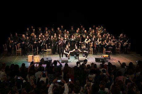 Rozalén, Collado y la banda sinfónica del campus de Cuenca le cantan a la vida y a la muerte en un concierto inédito y solidario