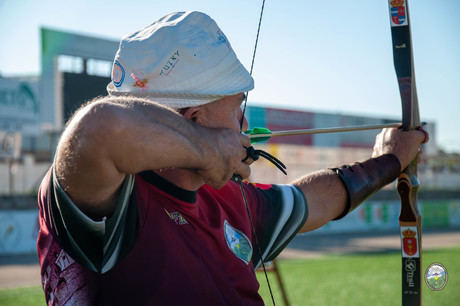 Mari Jota Jaén y Alfredo Serrano vuelven a subirse al pódium en 1º y 2º posición respectivamente en arco Longbow en el Trofeo Ferias y Fiestas de Tomelloso 2024