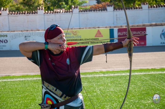 Mari Jota Jaén y Alfredo Serrano vuelven a subirse al pódium en 1º y 2º posición respectivamente en arco Longbow en el Trofeo Ferias y Fiestas de Tomelloso 2024