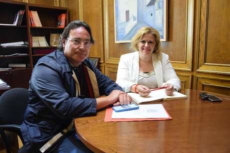 El gerente del Hospital de Santiago presenta a la diputada de Cultura su proyecto para dinamizar culturalmente este espacio