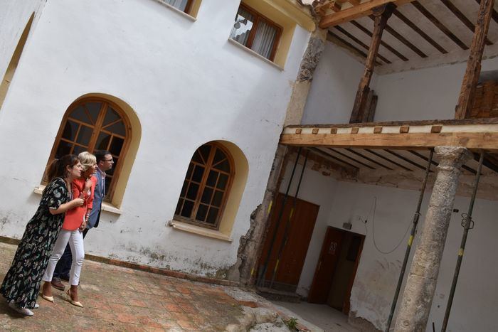 Se ha iniciado la restauración del antiguo patio del Ayuntamiento de Cañete.