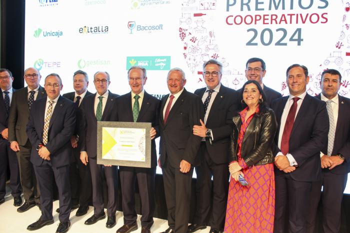 Globalcaja valora la Insignia de Oro entregada a Carlos de la Sierra por Cooperativas Agro-alimentarias de Castilla-La Mancha