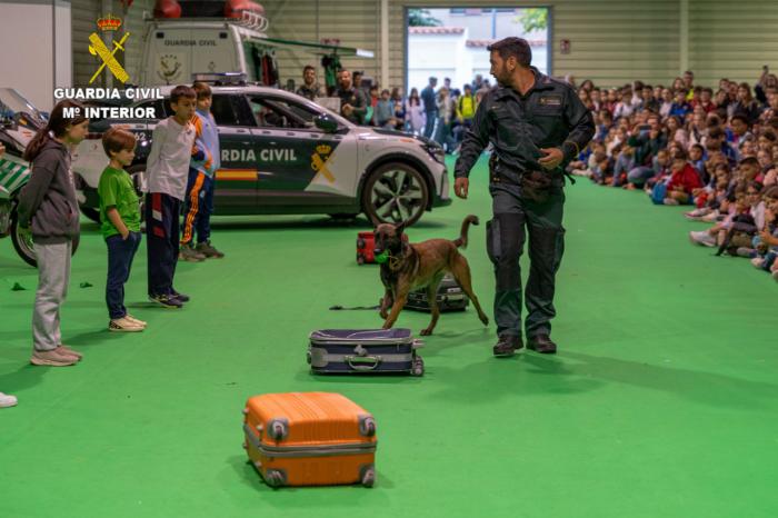 Cerca de 500 alumnos asisten a la exhibición de la Guardia Civil en Cuenca, que incluye simulacros y demostraciones caninas