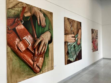 La Sala Iberia acoge la exposición ‘Bolsos y tacones a juego’ del artista Antonio Ovejero