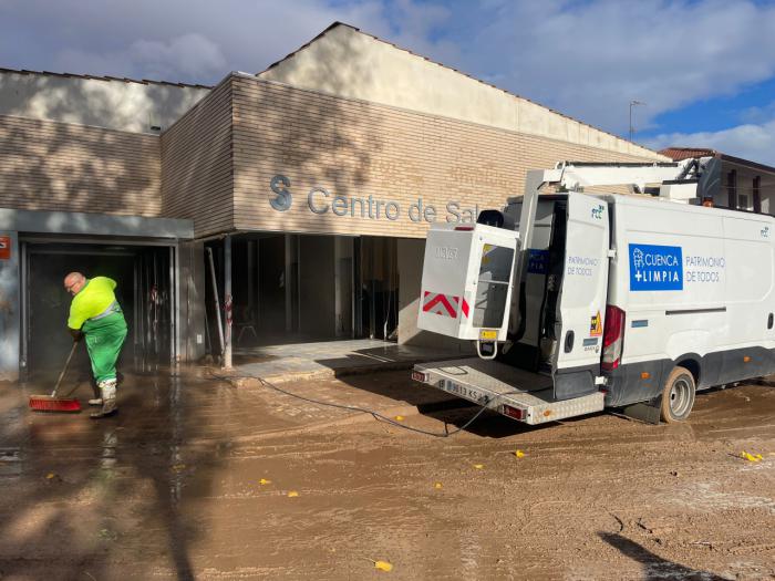 Dieciocho trabajadores del servicio de limpieza de Cuenca colaboran en Mira en labores de limpieza