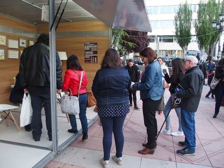 La conquense María Peñarrubia da a conocer su último poemario en la Feria del Libro