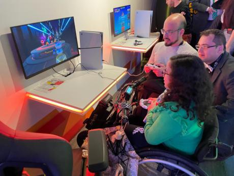 Dos influencers gamers visitan las oficinas de Inserta Empleo en Albacete para probar el nuevo mando accesible para PlayStation 5: PlayStation Access™