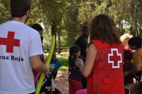 A la campaña contra el calor, Cruz Roja suma gymkanas de agua y visitas a la piscina municipal para los más pequeños