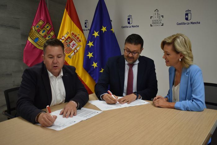 Junta y Ayuntamiento de Almodóvar del Pinar firman el convenio para la puesta en marcha de la nueva escuela infantil