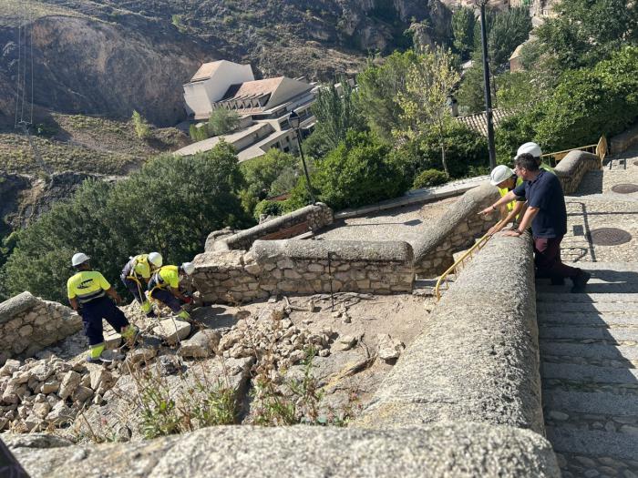 Iniciadas las obras de emergencia para restituir el muro dañado de uno de los Miradores de San Martín