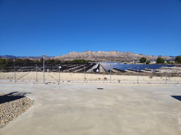 Una investigación de la UCLM analiza el impacto de la calidad eléctrica de grandes plantas solares fotovoltaicas en la red de distribución