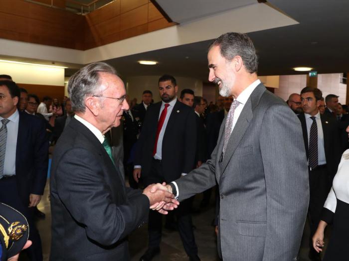 El presidente de Globalcaja, Carlos de la Sierra, con S M. el Rey Felipe VI, en el Congreso Internacional de Igualdad de Genero en el ámbito de la seguridad