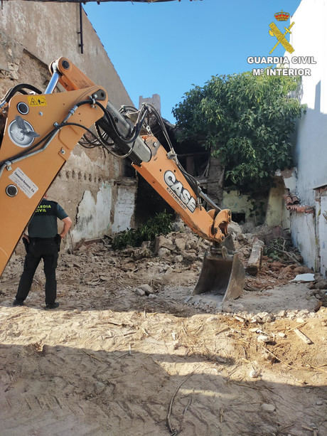 La Guardia Civil destruye material explosivo hallado en una vivienda abandonada de Sisante