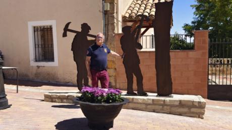 El Ayuntamiento de Fuentenava de Jábaga homenajea antiguos oficios con su escultura “Resineros de Jábaga”