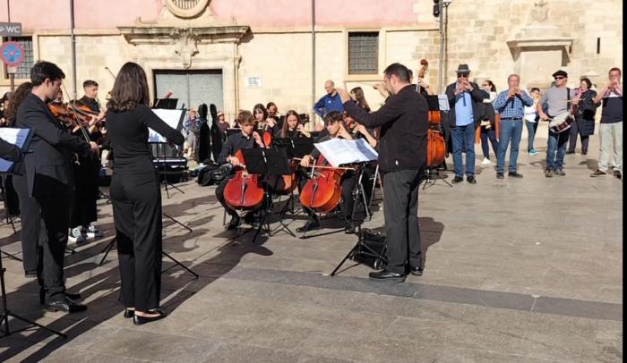 La música inunda el Casco Antiguo en una jornada dominical de conciertos