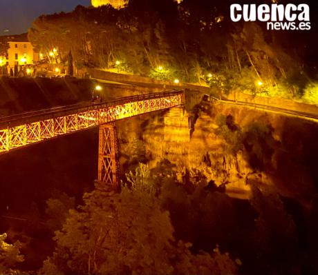 Un joven de 19 años, rescatado por los bomberos tras caer por un terraplén junto al puente de San Pablo