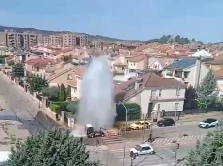 Espectacular "géiser" en Cuenca por la rotura de una tubería