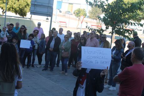 Cerca de un centenar de personas se concentran convocadas por Cuenca Ahora en Tarancón para exigir las mejoras en el CEDT y el hospital comarcal