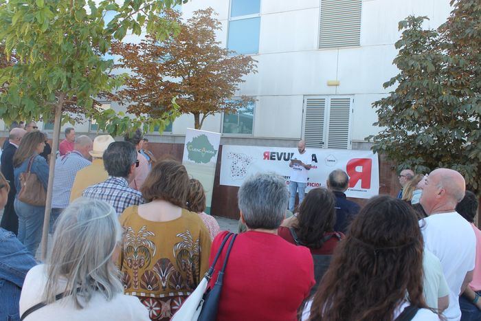 Cerca de un centenar de personas se concentran convocadas por Cuenca Ahora en Tarancón para exigir las mejoras en el CEDT y el hospital comarcal