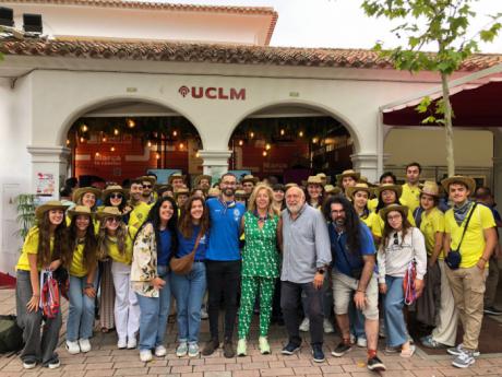 Los participantes de la Ruta Inti visitaron el estand de la UCLM en la Feria de Albacete