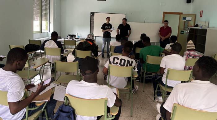 Una veintena de alumnos se forman en la Escuela de Pastores de Cuenca en el manejo del ganado para incorporarse a explotaciones