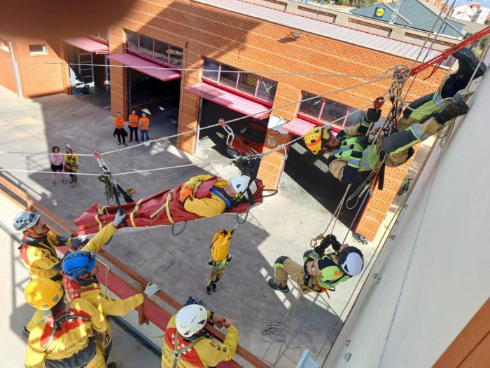 Los bomberos del parque de Tarancón participan en una jornada de formación con la Federación Madrileña de Espeleología