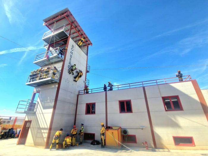 Los bomberos del parque de Tarancón participan en una jornada de formación con la Federación Madrileña de Espeleología