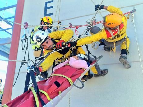 Los bomberos del parque de Tarancón participan en una jornada de formación con la Federación Madrileña de Espeleología