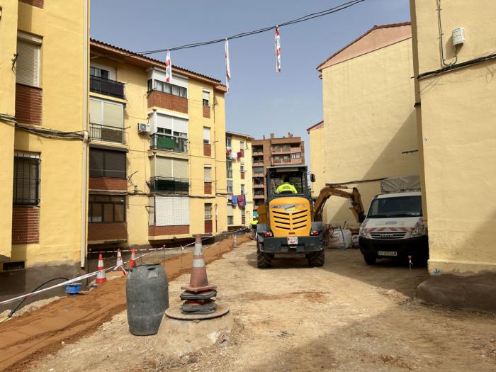 Las obras de rehabilitación del barrio de La Paz avanzan con la renovación de la red de saneamiento en calle Aparejadores