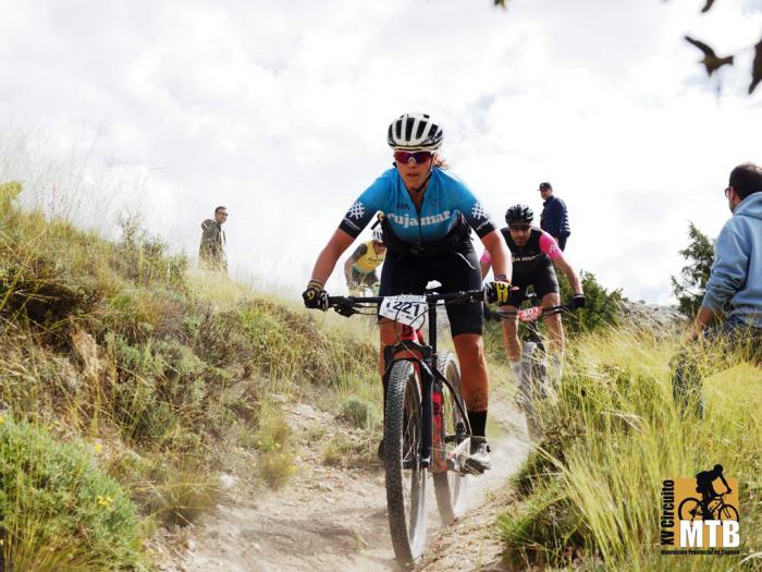 Pedro Guillén Ferriol y Paula Plaza Jarque, vencen y emocionan en la VIII Carrera Ruta de los Dinosaurios de Fuentes