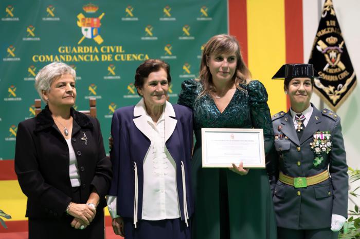 Marta Peñuelas recibe un diploma honorífico de la Guardia Civil por su labor en el fomento del emprendimiento femenino