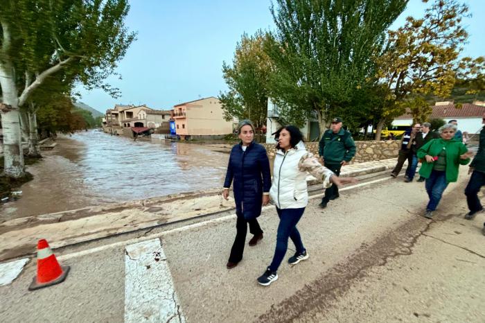 Tolón comprueba en Mira la gravedad de los destrozos causados por la riada y se solidariza con los vecinos