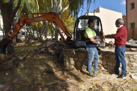 El servicio de arquitectura provincial así como dos retroexcavadoras y un camión siguen trabajando en Mira