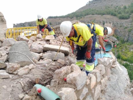 Avanzan a buen ritmo las obras de restitución del muro dañado de uno de los Miradores de San Martín