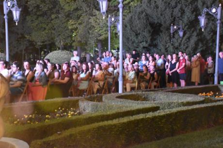 La primera edición de Cine de Una Noche de Verano congrega a más de 200 personas en los Jardines de la Diputación