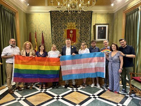 El Ayuntamiento conmemora el Día del Orgullo LGTBI colgando las banderas del colectivo e iluminando su fachada esta noche
