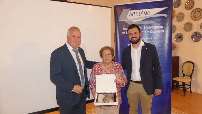 ACESANC premia a Teresa Poves Agustín Ángel García por su trayectoria empresarial