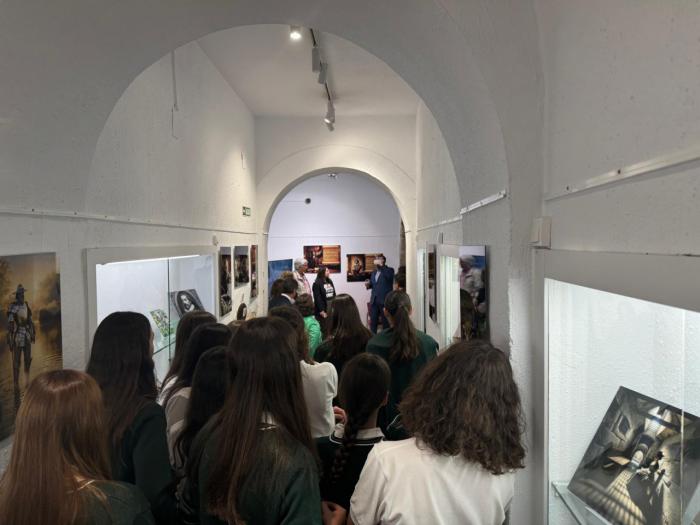 Más de 1.000 escolares visitan la exposición inmersiva “El Quijote a través del Tiempo” en El Museo de Cuenca