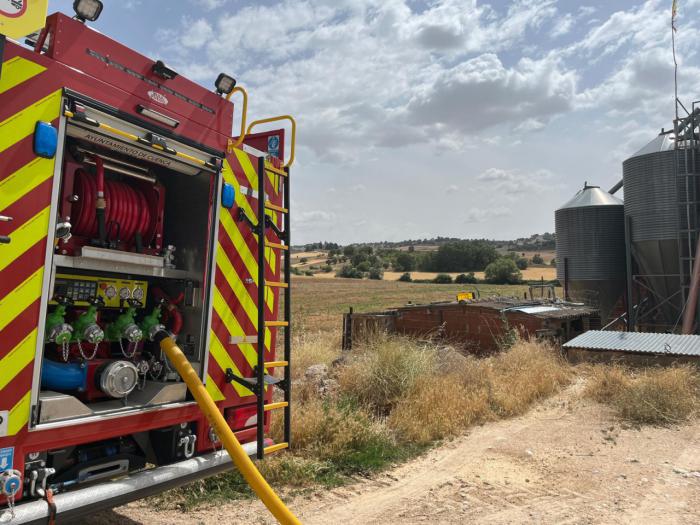 Bomberos de Cuenca actúan rápidamente ante incendio en nave de pacas de paja en La Frontera