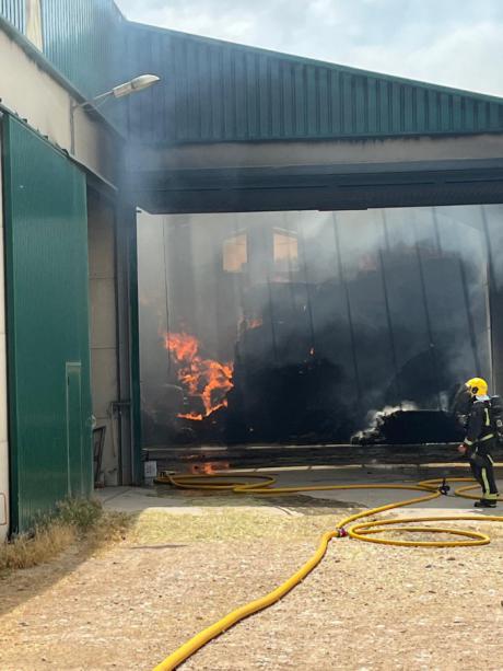 Bomberos de Cuenca actúan rápidamente ante incendio en nave de pacas de paja en La Frontera