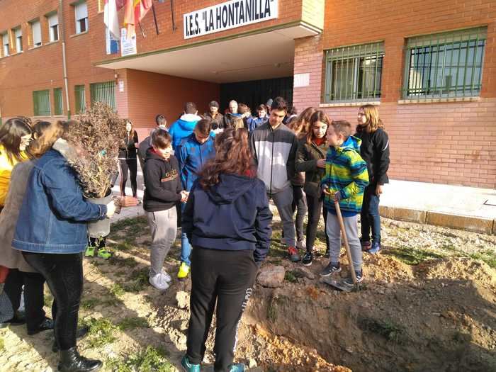 El Ayuntamiento de Tarancón reafirma su compromiso con el cambio climático mediante la plantación de casi medio centenar de árboles