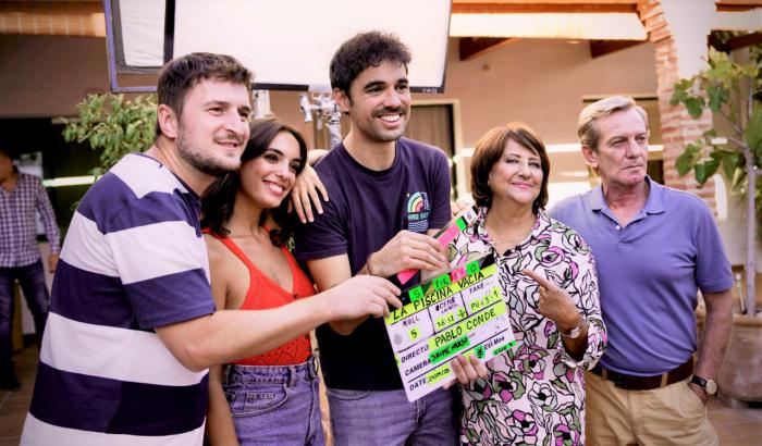 Pablo Conde, director de “La piscina vacía” junto a los actores que protagonizan este corto: Álvaro Casares, Lara Veliz, Soledad Mallol y Paco Churruca