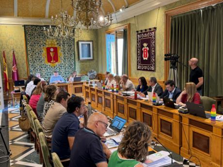 El Ayuntamiento de Cuenca aprueba una modificación presupuestaria de 2.4 millones de euros para mejoras urbanas y áreas infantiles